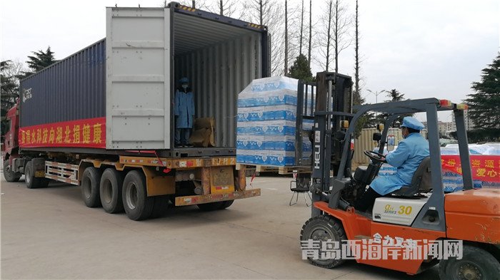 首批包裝直飲水裝車發(fā)運(yùn)。孫啟攝.jpg