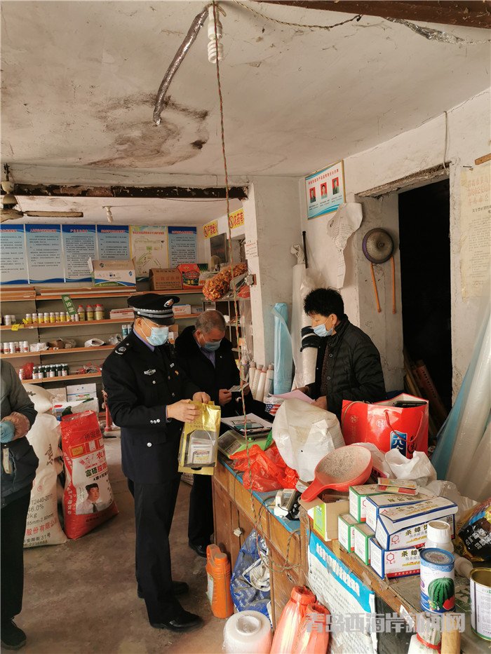 圖1為西海岸新區(qū)農(nóng)業(yè)綜合行政執(zhí)法大隊執(zhí)法人員在辛安街道農(nóng)藥店檢查。.jpg