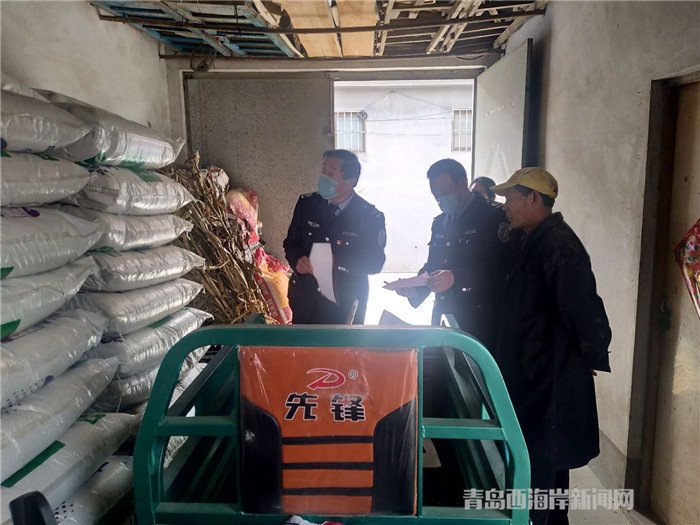 圖為西海岸新區(qū)農(nóng)業(yè)綜合行政執(zhí)法大隊執(zhí)法隊員在檢查肥料經(jīng)營情況。.jpg
