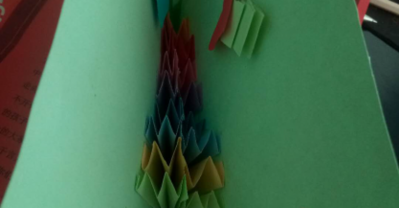 小小賀卡，架起愛與心的橋梁